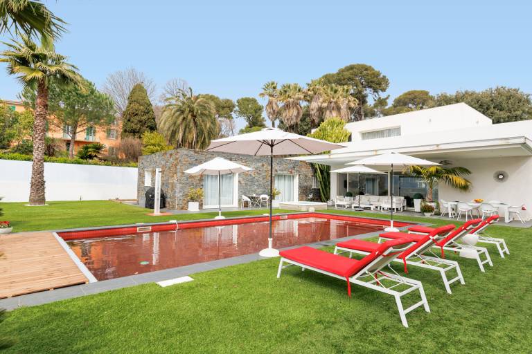 Villa with private pool, yard & terrace in Biot