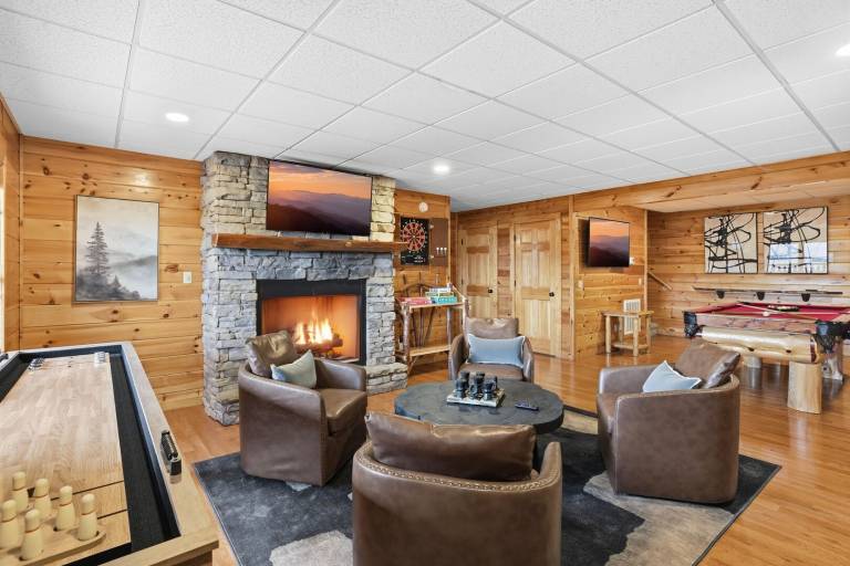 Dancing Bear Lodge – Hear the Dollywood Train & Soak in Unforgettable Smoky Mountain Views — photo 4