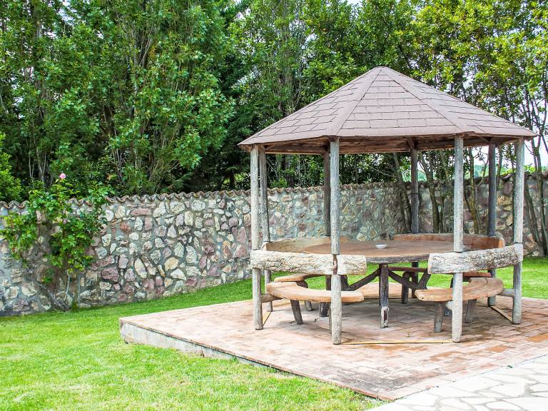 Vacation home with yard, private pool & terrace | Nature view — photo 4