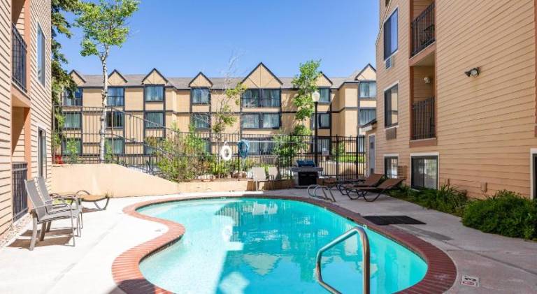 Great Location, Sleeps 4, 5 min drive to Ski & Bike Access, Shared Pool! — photo 3