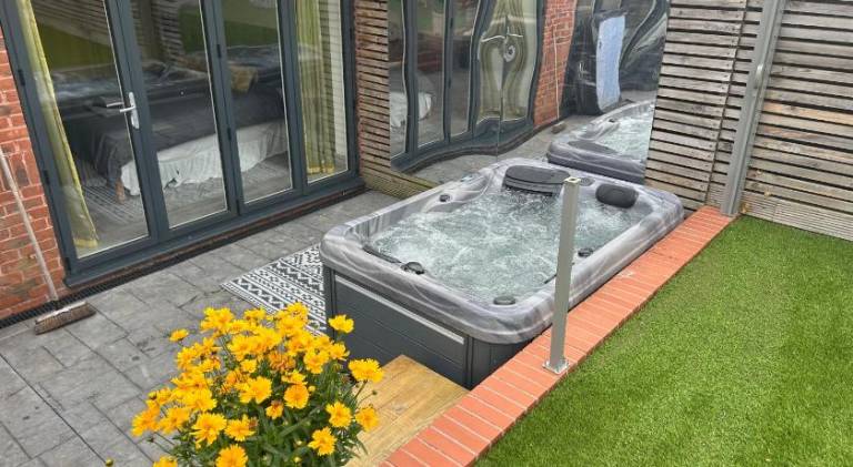 Vacation home with hot tub | Pets are welcome in Liverpool
