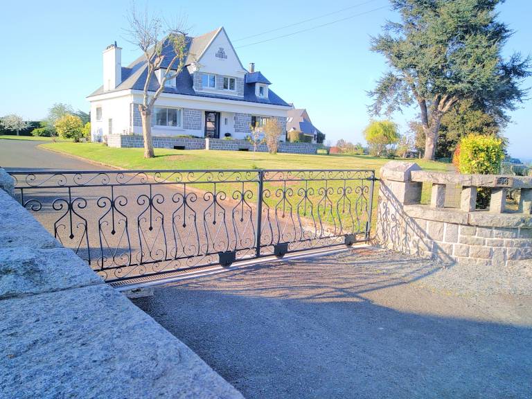 Family-oriented ample villa with yard & barbecue | Water view | Dogs allowed — photo 5