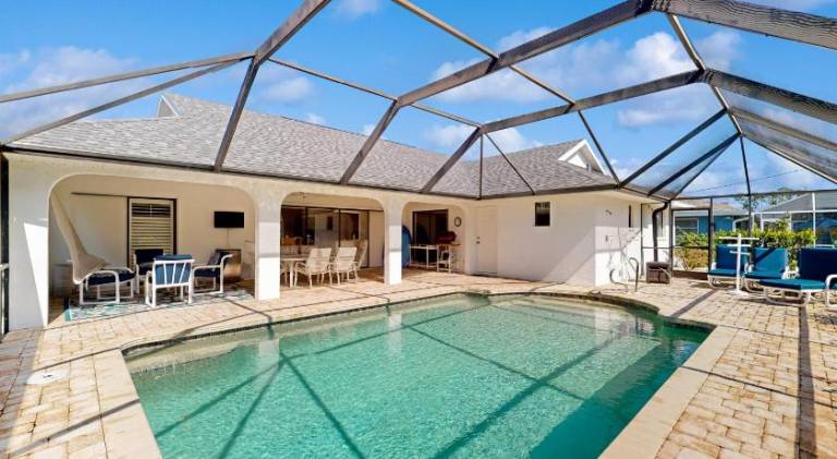 House with pool — photo 4