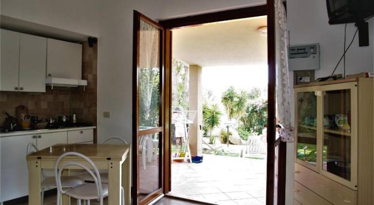 Pleasant serviced apartment with patio & yard | Pets allowed — photo 5