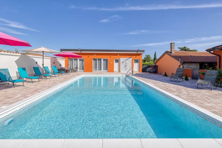 Apartment with terrace, barbecue & heated pool | Pets allowed — photo 2