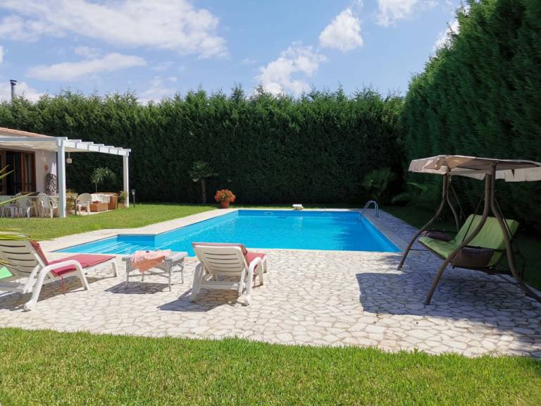 Family-friendly spacious villa with yard, grill & patio | Pool view | Perfect for remote work | Pets allowed — photo 2