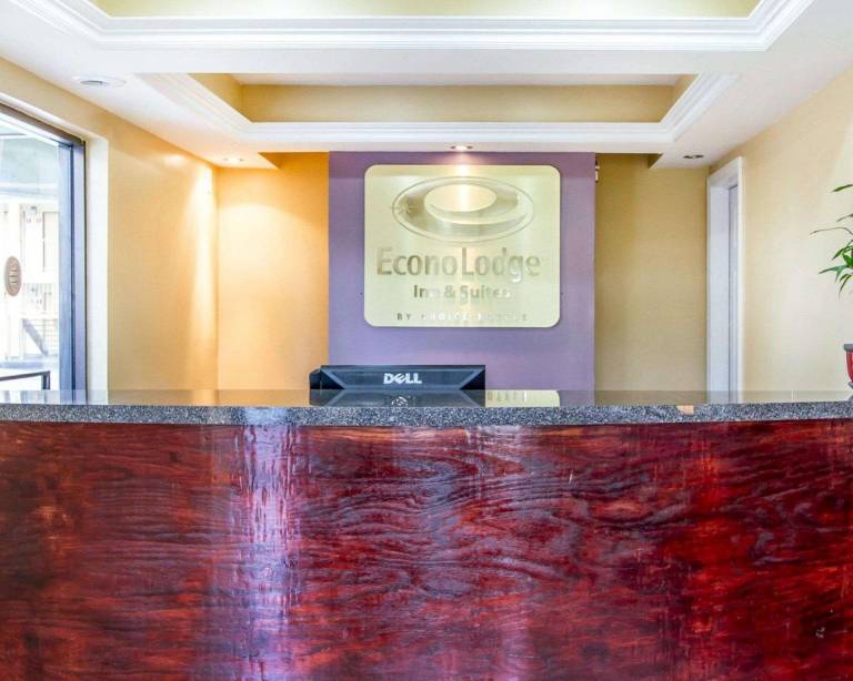 Econo Lodge Inn & Suites Evergreen — photo 2