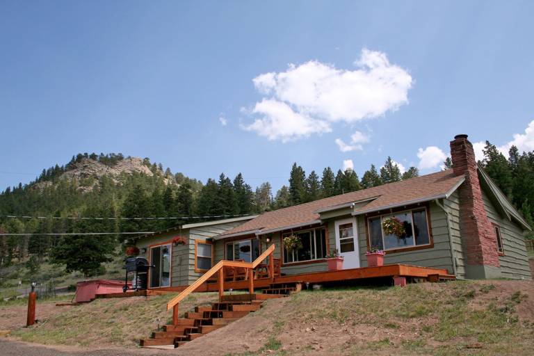 Cabin with terrace & private pool in Estes Park, CO