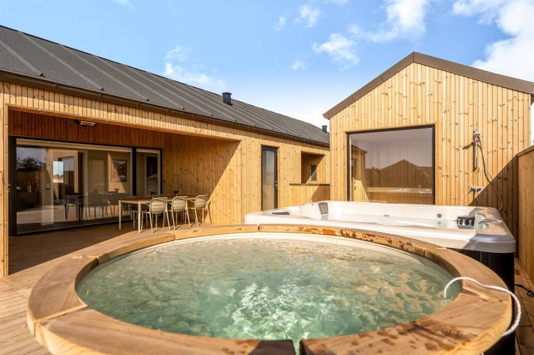 House with barbecue, hot tub & patio | Lake view in Harboore