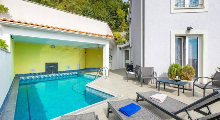 Holiday apartment with pool — photo 3