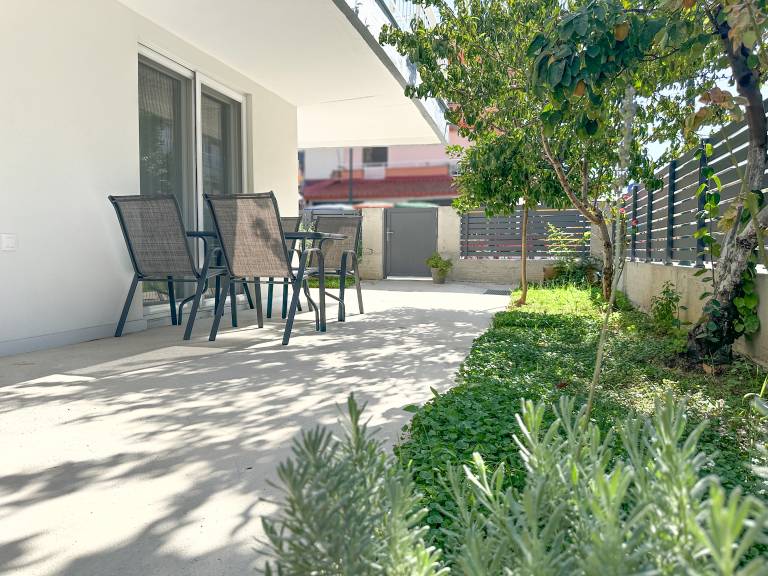 Apartment with yard & patio — photo 3