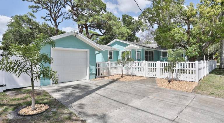 Big house | Pets are welcome in Bradenton, FL
