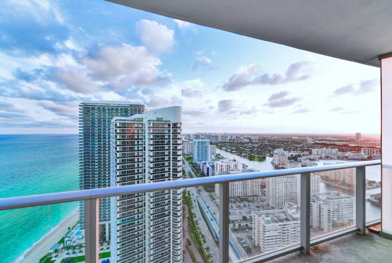 Condo on 37th Floor The Beach Awaits For You