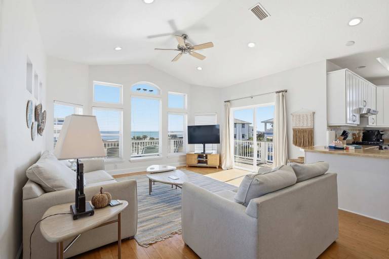 Beachfront 5BR Home with Ocean Views — photo 4