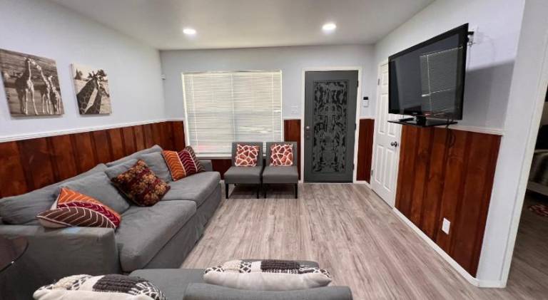 Fully equipped ample vacation home with patio, yard & barbeque | Perfect for remote work | Pets are welcome in San Antonio, TX