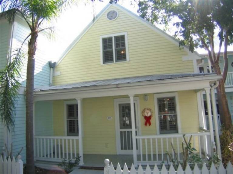 Cottage with barbecue, heated pool & yard | Next to Mallory Square | Garden view — photo 4