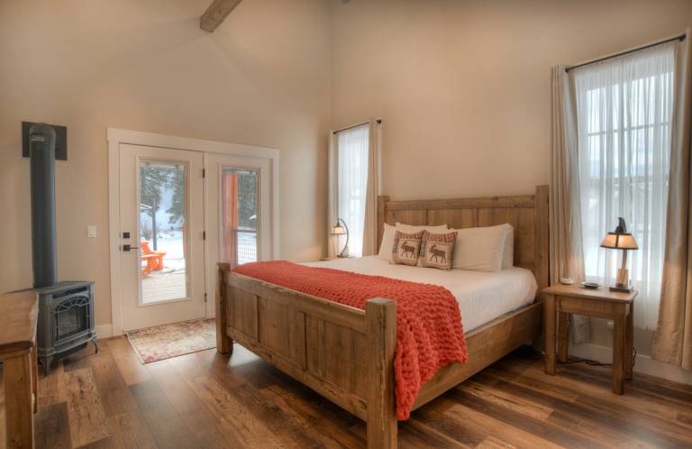 Luxury Riverfront Retreat Private Hot Tub Media Room Mountain Views — photo 3