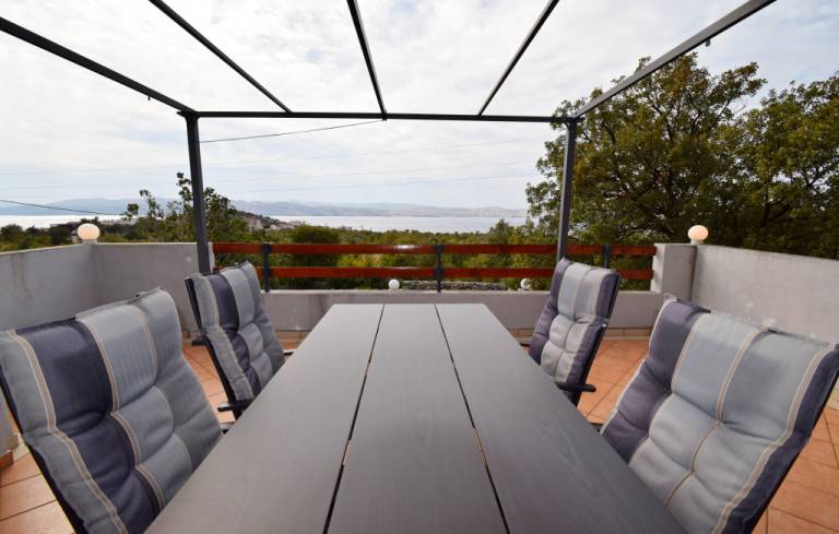 Beautiful rental apartment with terrace, yard & grill | Dogs allowed in Novalja