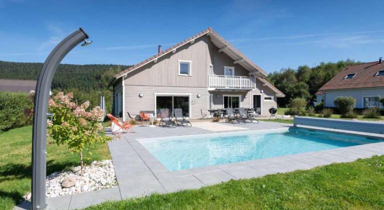Chalet with jacuzzi & pool in Gérardmer