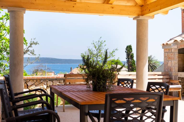 Fully equipped nice holiday apartment with patio & barbeque | Sea view | Pets are welcome in Mali Losinj