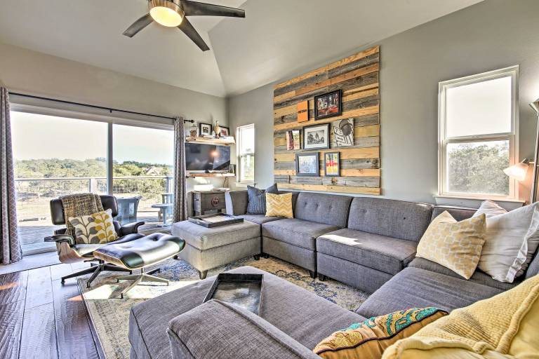 Peaceful Hill Country Hideaway w/ Pond Views in Wimberley, TX