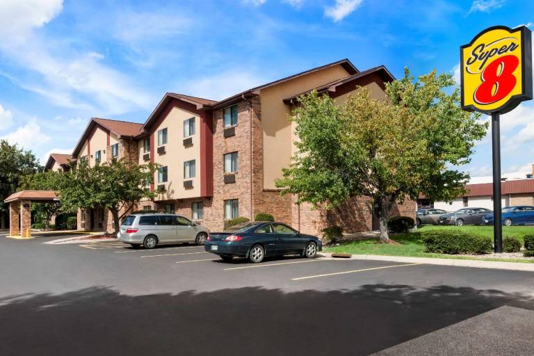 Super 8 By Wyndham Peoria East in East Peoria, IL