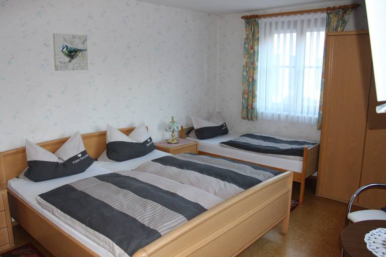 Dreibettzimmer mit Dusche WC mit kostenlosem WLAN