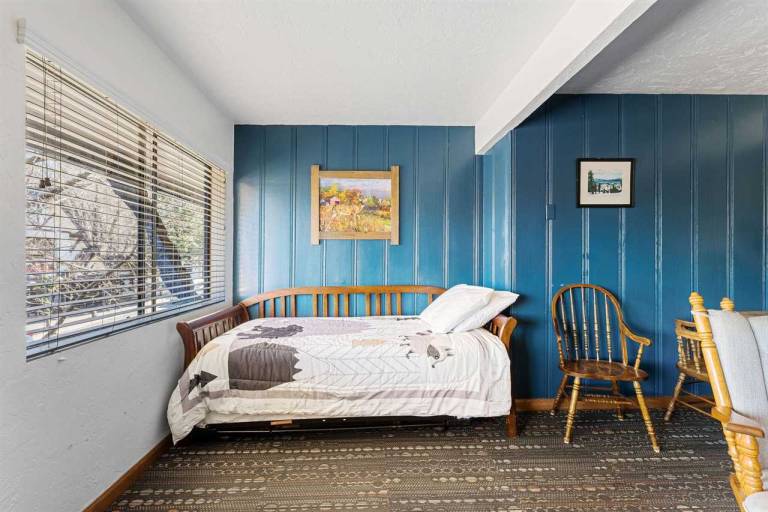 Village Suites Inn American Black Bear Perfect Location In the Village Fully equipped upstairs unit. — photo 5