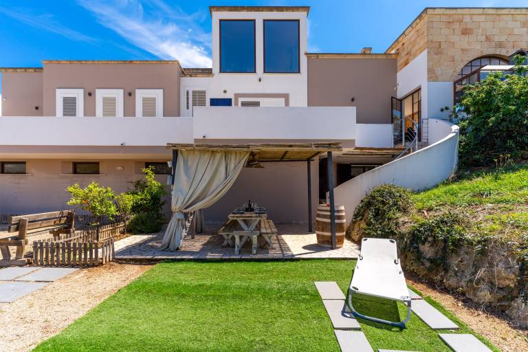 'Villa Sunrise' with Shared Terrace, Wi-Fi, and AC – Ideal for 4/5 Adults and 1 Child in Gallipoli