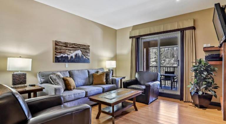 Spacious serviced apartment with jacuzzi, patio & garden | Dogs allowed — photo 2
