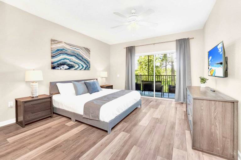 Rental apartment with yard, hot tub & pool — photo 4