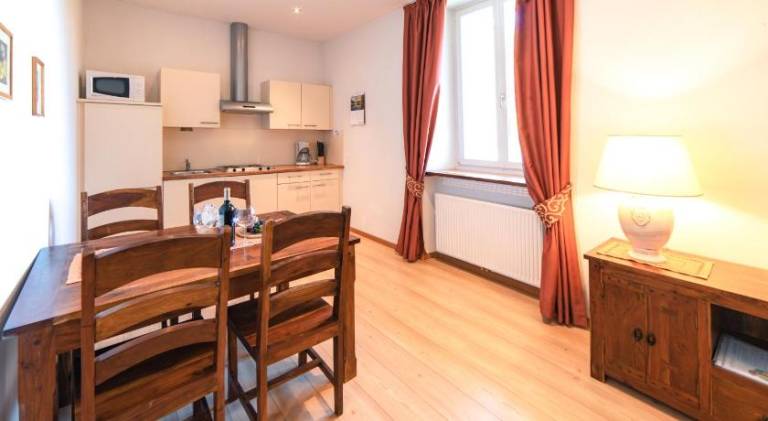 Serviced apartment with hot tub, garden & sauna | Pets allowed — photo 4