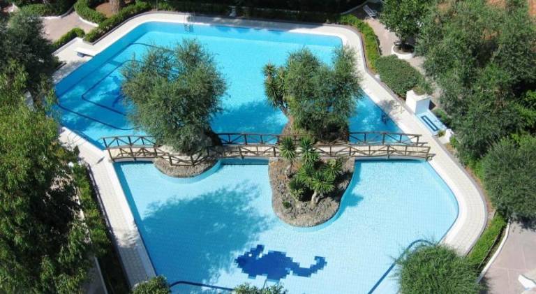 Rental apartment with yard, patio & pool — photo 3