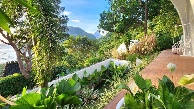 Bungalow with pool, garden & patio — photo 5