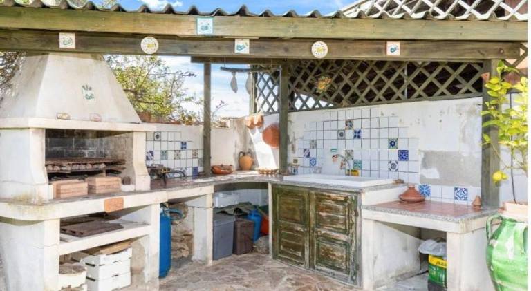Holiday apartment with grill & yard — photo 2
