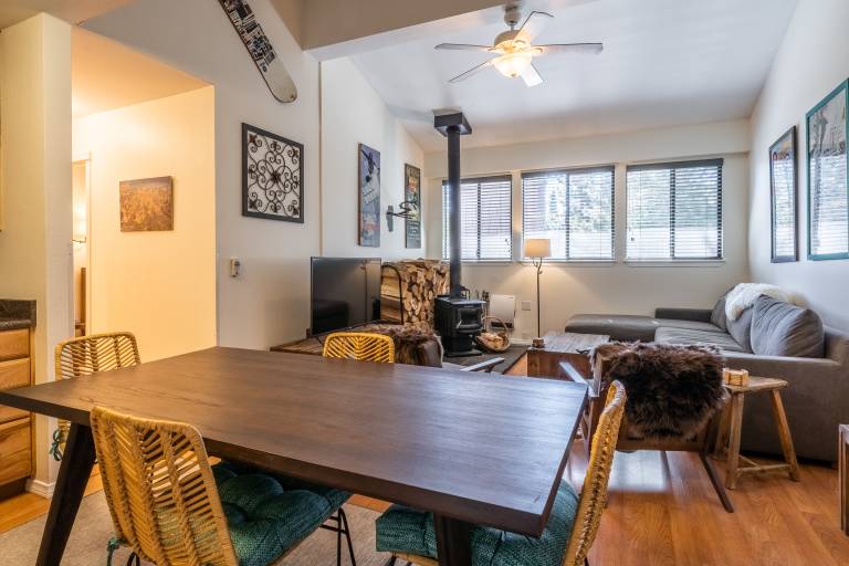 Family-oriented condo with sauna, jacuzzi & pool | Mountain view | Close to the ski | Pet-friendly — photo 3