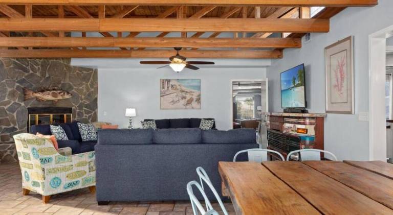 Vacation home with pool | Good for workation | Pet-friendly — photo 3