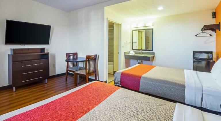 Motel 6 Maple/Main — photo 2