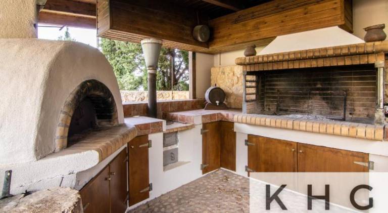 Vacation home with yard, BBQ & patio — photo 4