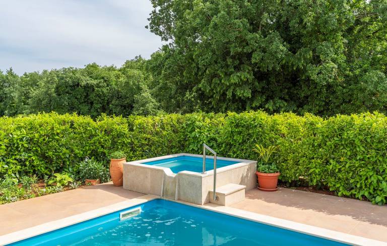 Rental apartment with yard, patio & grill | Pets allowed — photo 3