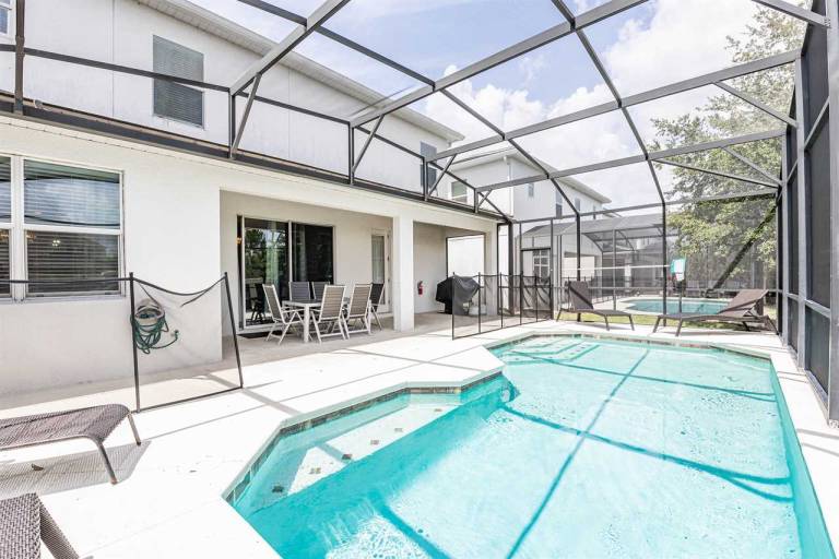 House with pool — photo 3