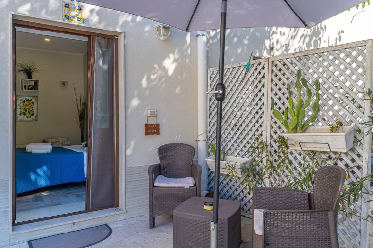 Apartment 'Casacecilia Relax Peppe' with Private Terrace, Wi-Fi and Air Conditioning in Syracuse