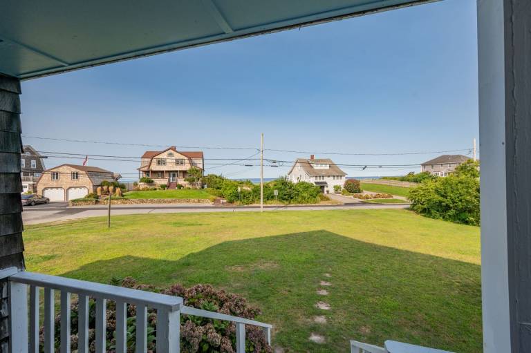Family-Friendly Sagamore Beach Cottage Escape — photo 2
