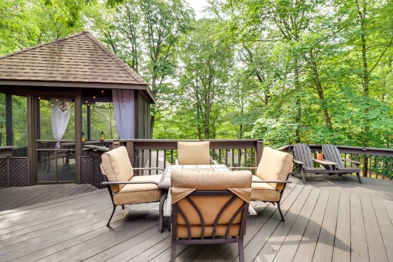 Outdoor Theater, Deck & Fire Pit: Poconos Retreat — photo 2