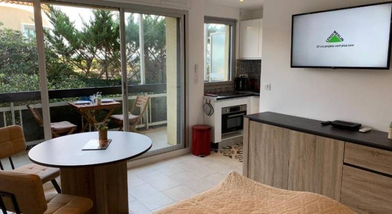Holiday apartment with patio & hot tub — photo 3