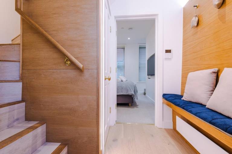 Large 4-Storey Luxury Townhouse with 3 bedrooms — photo 4