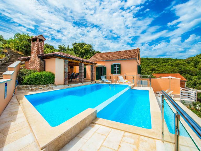 House  Otok Rava