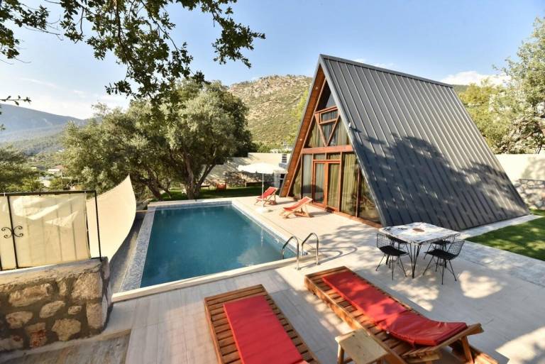 Villa with garden, pool & hot tub | Good for workation — photo 3