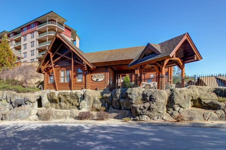 Near Dtwn! Multi-Level Pigeon Forge Cabin w/ Pool — photo 4