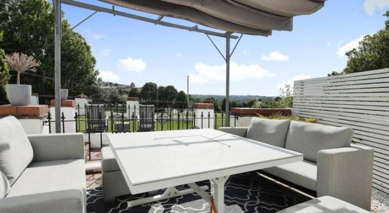 4 Bedroom Home In Brighton With Hot Tub — photo 3
